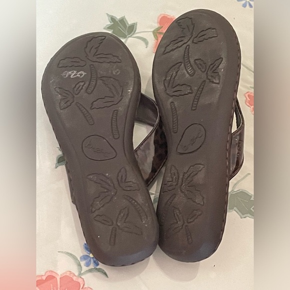 boc Brown Patent Leopard Print Thong Sandals - Picture 7 of 8